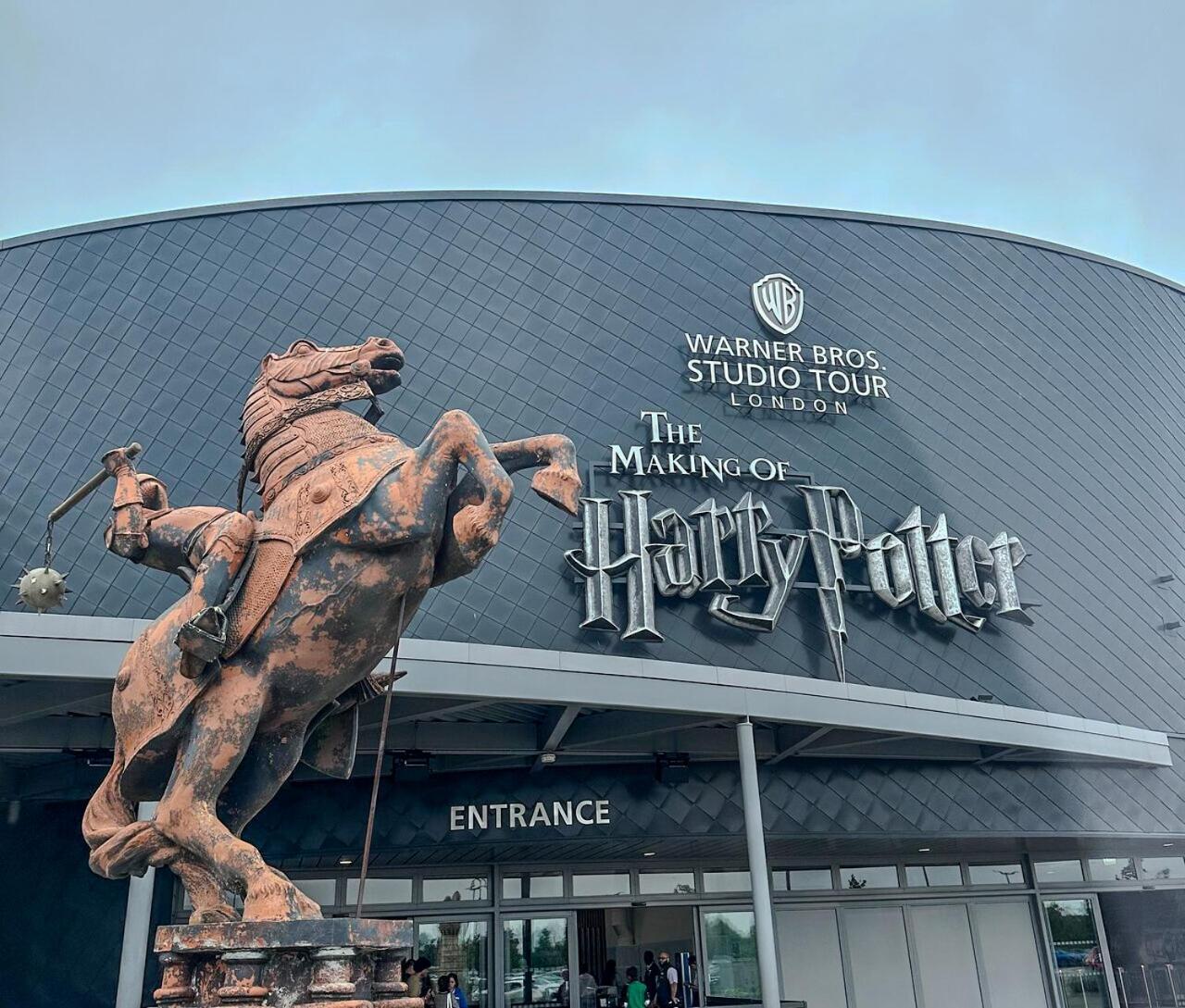 Ideal Family & Business Stay! 2 Min To Station, 10 Min To Harry Potter, 30 Min To London Euston & Free Parking!