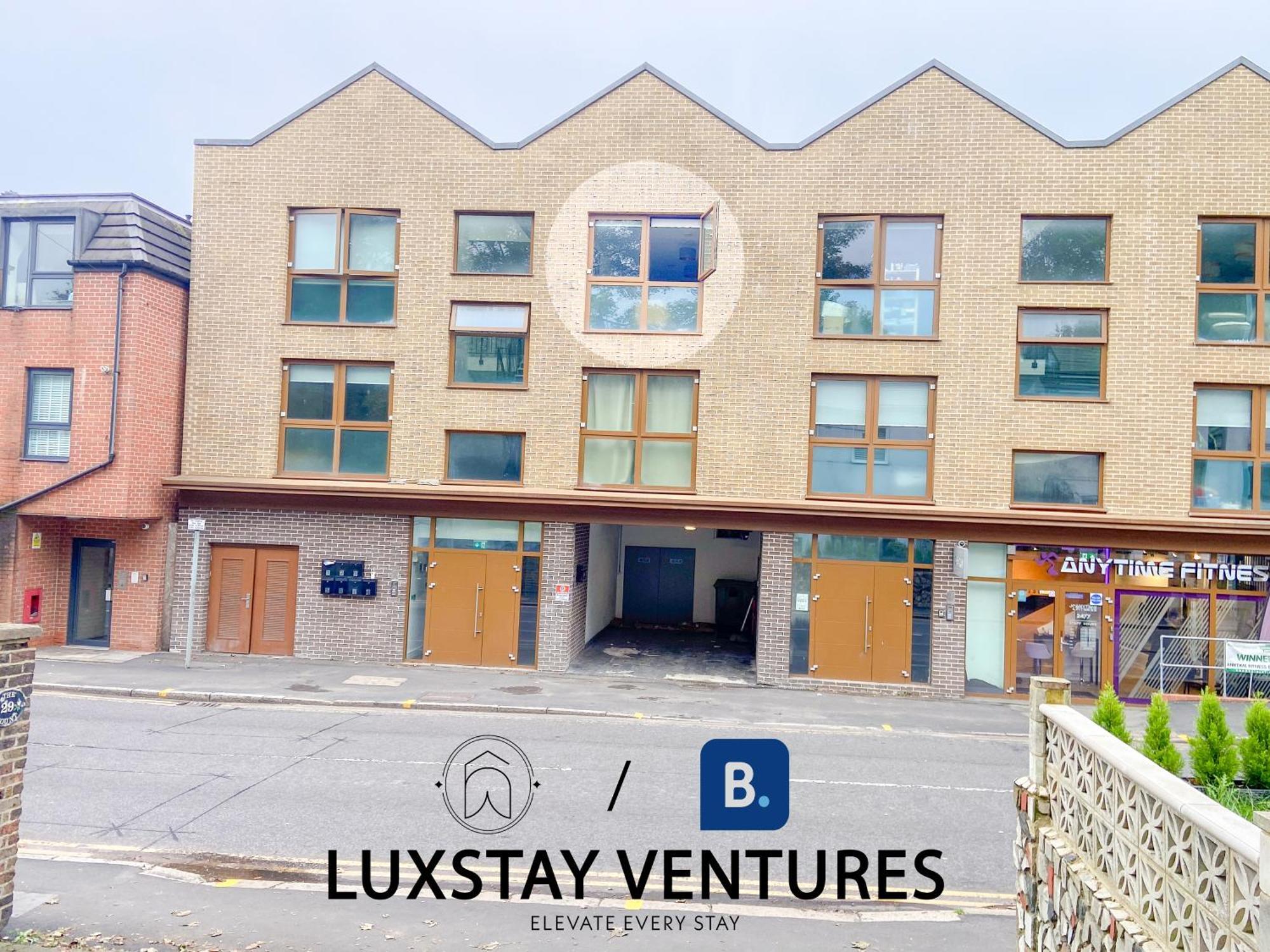 Ideal Family & Business Stay! 2 Min To Station, 10 Min To Harry Potter, 30 Min To London Euston & Free Parking! *